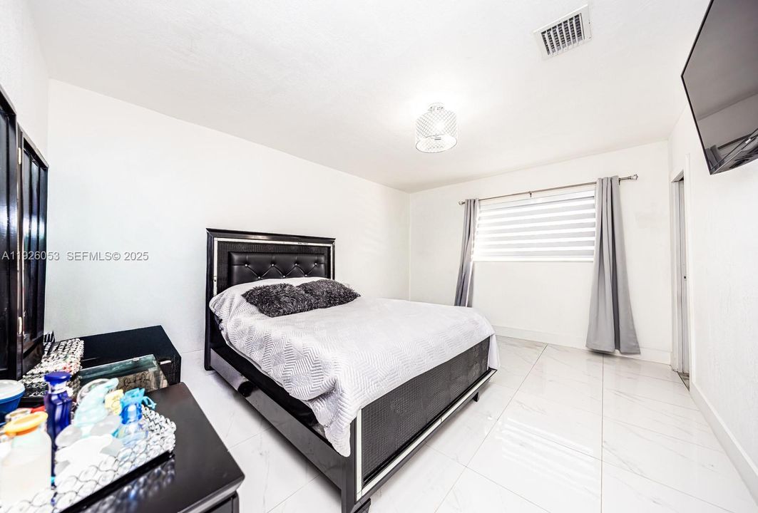 En Venta: $920,000 (3 camas, 2 baños, 2214 Pies cuadrados)