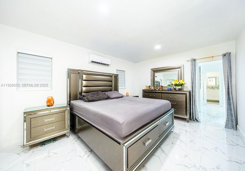 En Venta: $920,000 (3 camas, 2 baños, 2214 Pies cuadrados)