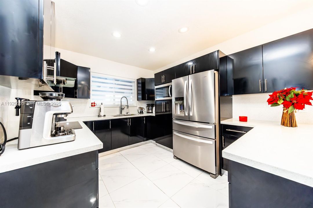 En Venta: $920,000 (3 camas, 2 baños, 2214 Pies cuadrados)