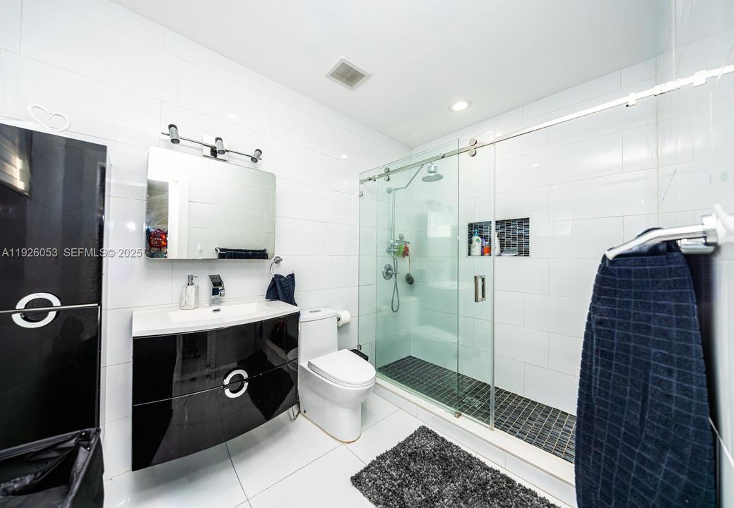 En Venta: $920,000 (3 camas, 2 baños, 2214 Pies cuadrados)