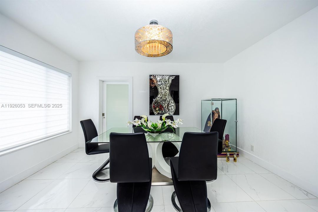 En Venta: $920,000 (3 camas, 2 baños, 2214 Pies cuadrados)