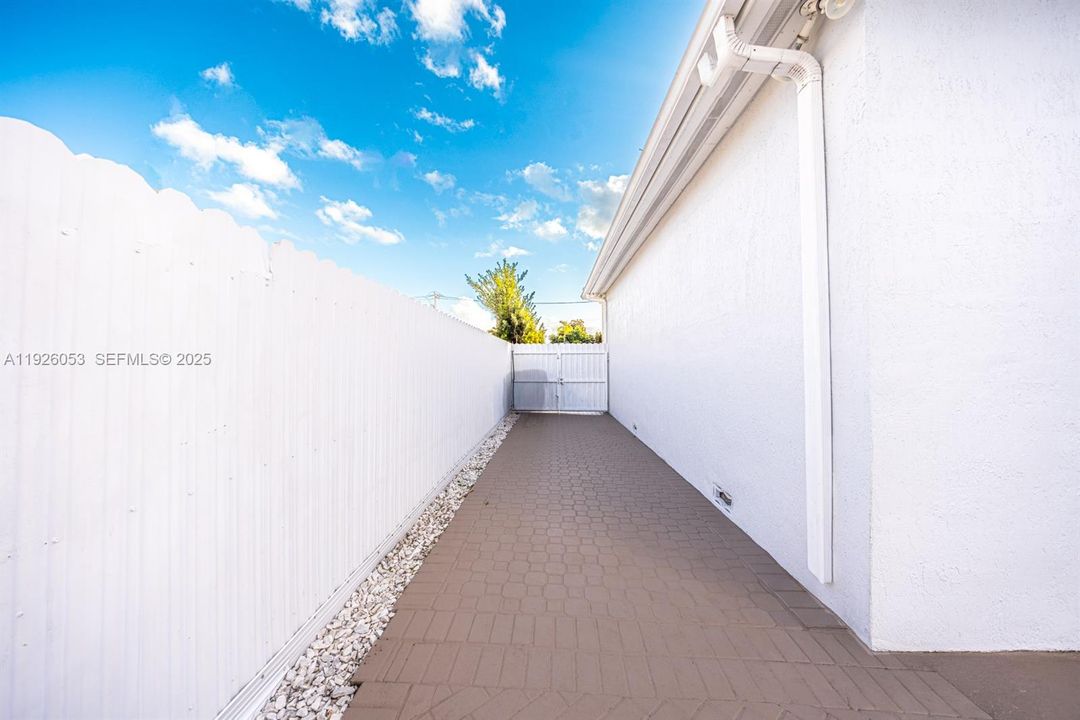 En Venta: $920,000 (3 camas, 2 baños, 2214 Pies cuadrados)