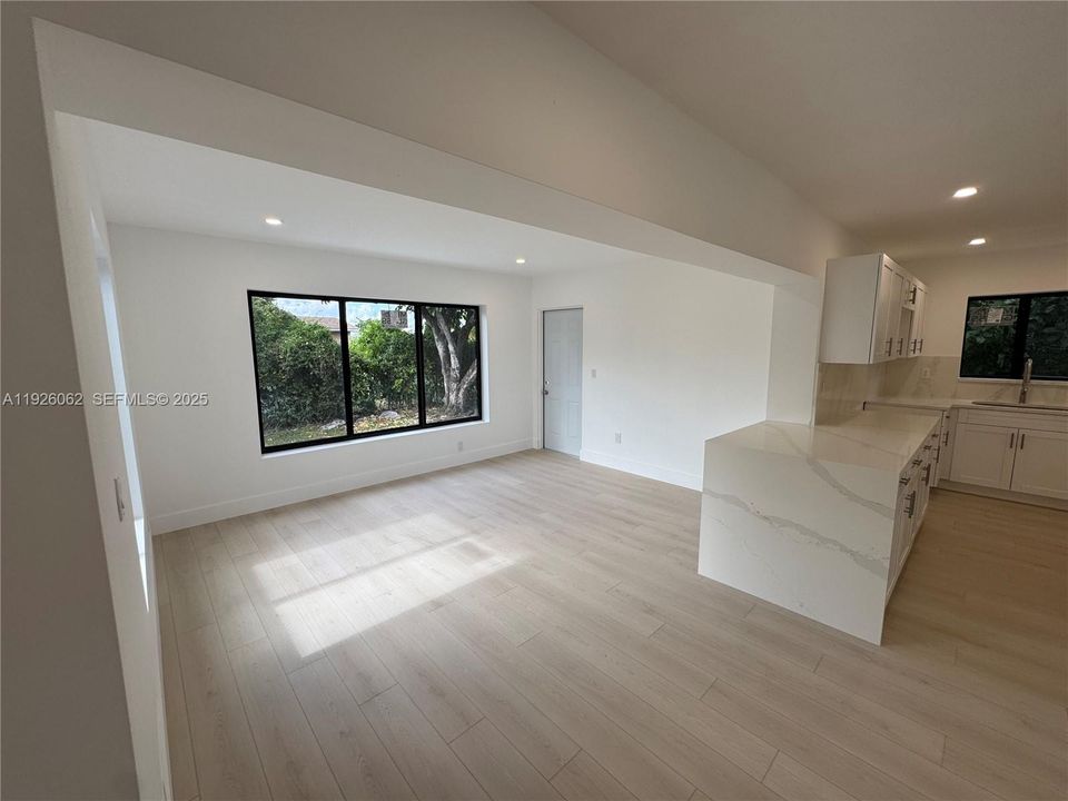 出租: $3,600 (3 贝兹, 2 浴室, 1248 平方英尺)