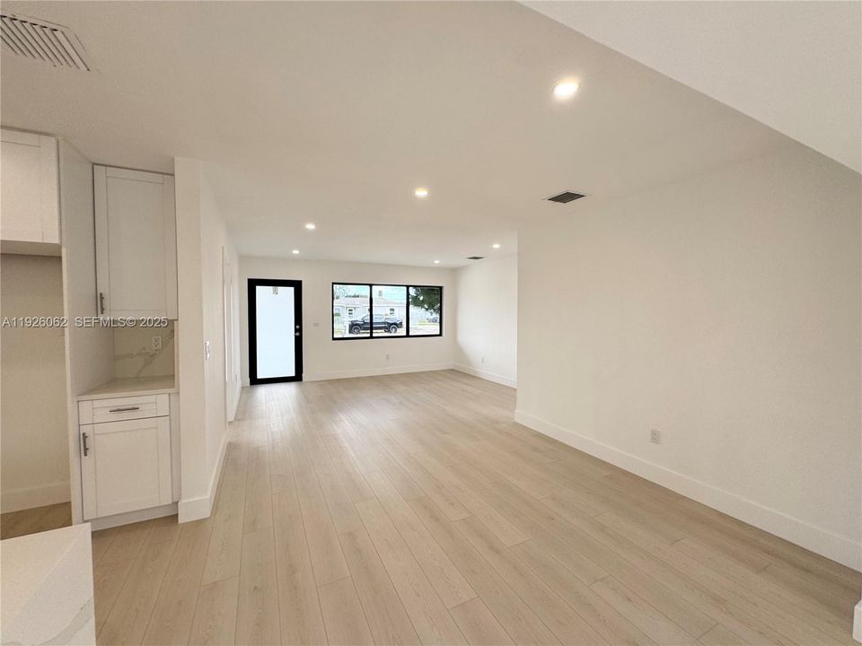 出租: $3,600 (3 贝兹, 2 浴室, 1248 平方英尺)