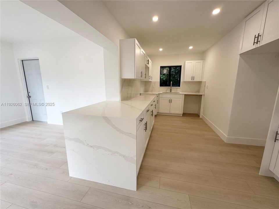 出租: $3,600 (3 贝兹, 2 浴室, 1248 平方英尺)