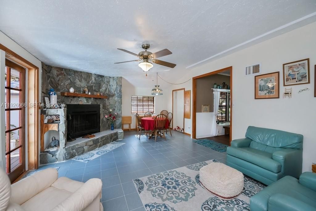 En Venta: $334,900 (3 camas, 2 baños, 0 Pies cuadrados)