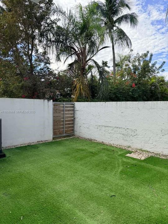 合同活跃: $3,800 (4 贝兹, 3 浴室, 1774 平方英尺)