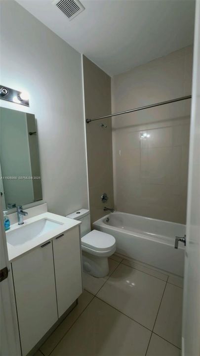 合同活跃: $3,800 (4 贝兹, 3 浴室, 1774 平方英尺)