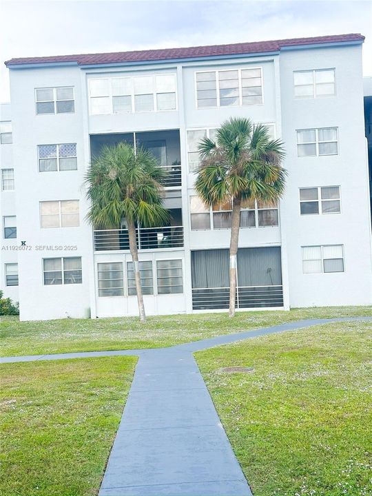 待售: $92,950 (1 贝兹, 1 浴室, 835 平方英尺)