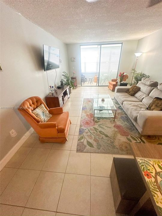 待售: $92,950 (1 贝兹, 1 浴室, 835 平方英尺)