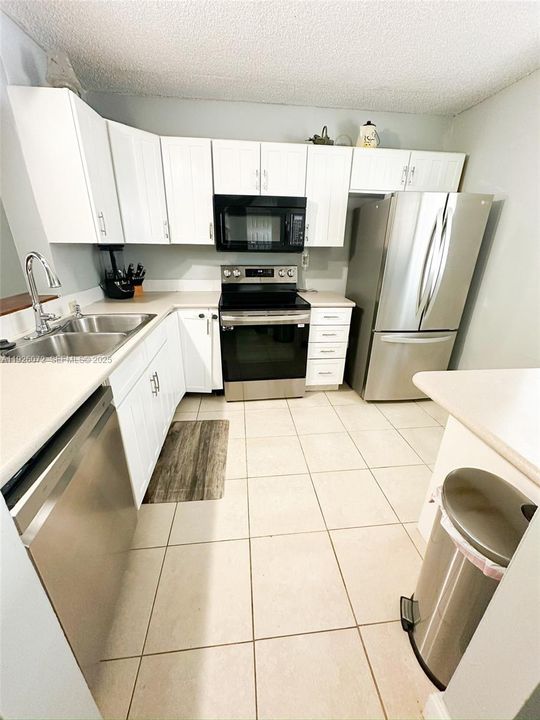 待售: $92,950 (1 贝兹, 1 浴室, 835 平方英尺)