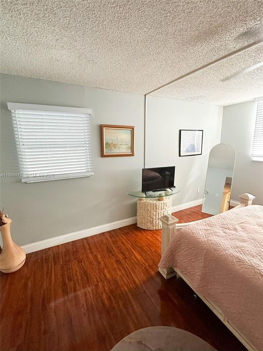 待售: $92,950 (1 贝兹, 1 浴室, 835 平方英尺)