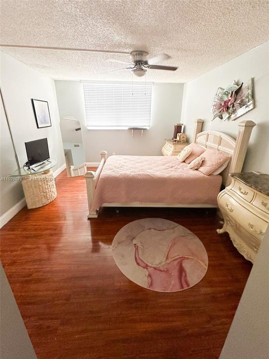 待售: $92,950 (1 贝兹, 1 浴室, 835 平方英尺)