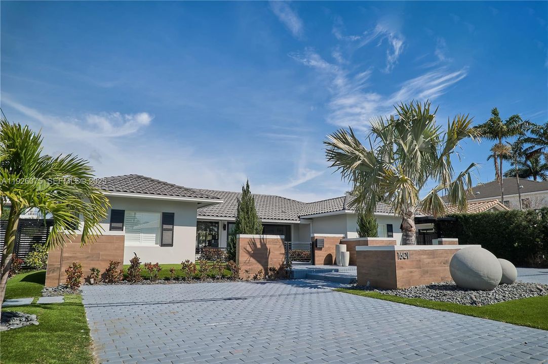 En Venta: $3,500,000 (3 camas, 3 baños, 2466 Pies cuadrados)