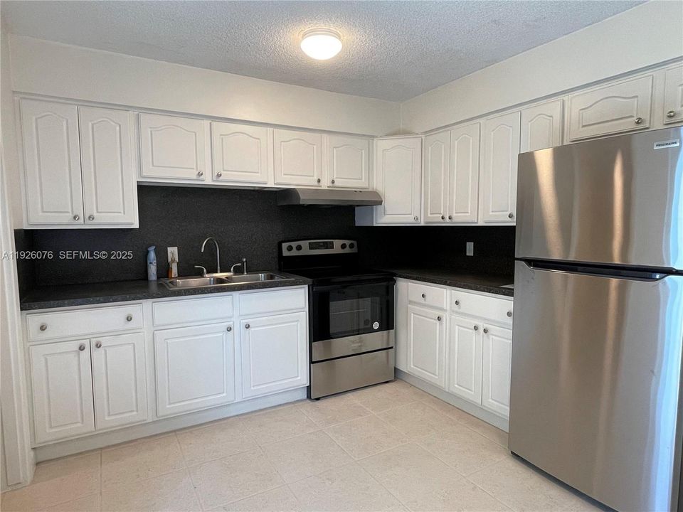 For Rent: $1,595 (2 beds, 1 baths, 780 Square Feet)