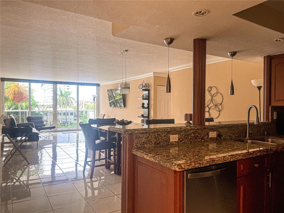 For Sale: $465,000 (2 beds, 2 baths, 1222 Square Feet)