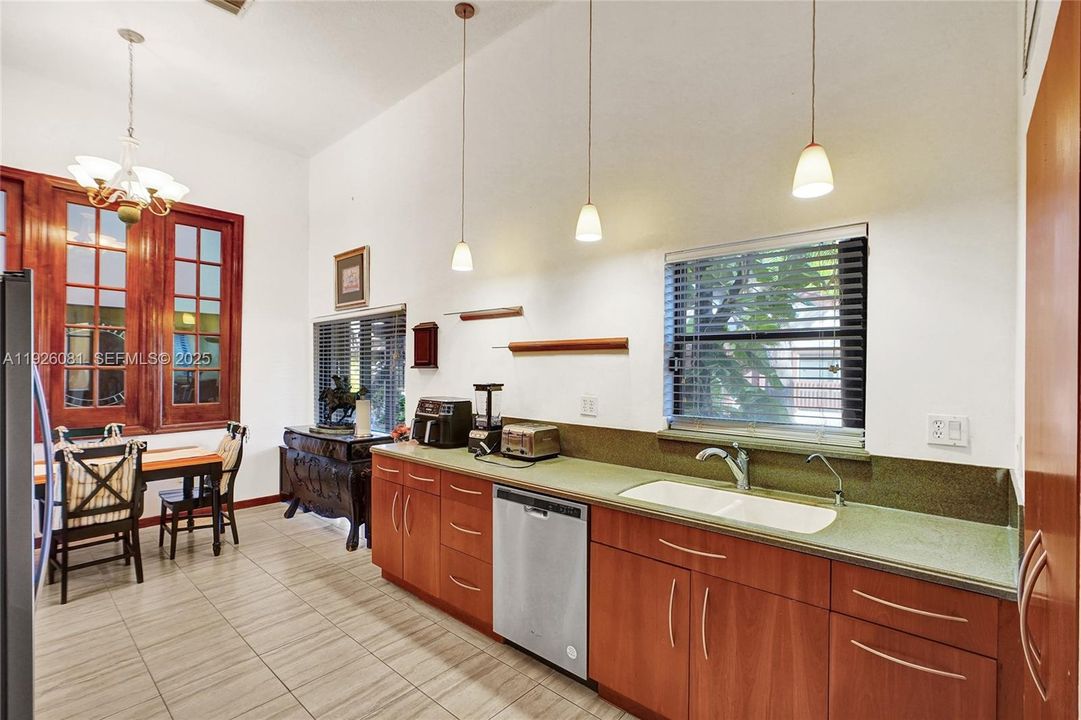 На продажу: $585,000 (2 спален, 2 ванн, 1624 Квадратных фут)