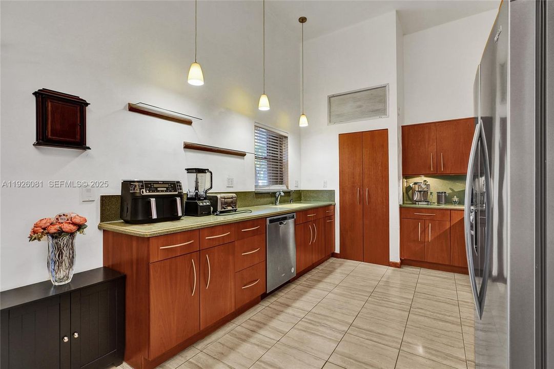 На продажу: $585,000 (2 спален, 2 ванн, 1624 Квадратных фут)