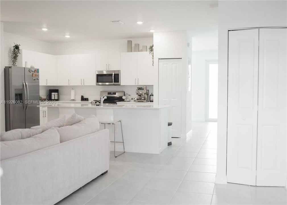 На продажу: $465,000 (4 спален, 2 ванн, 1872 Квадратных фут)