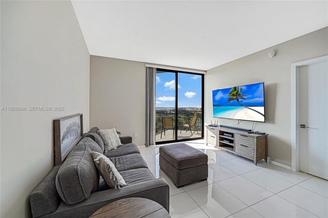 For Sale: $425,900 (1 beds, 1 baths, 769 Square Feet)