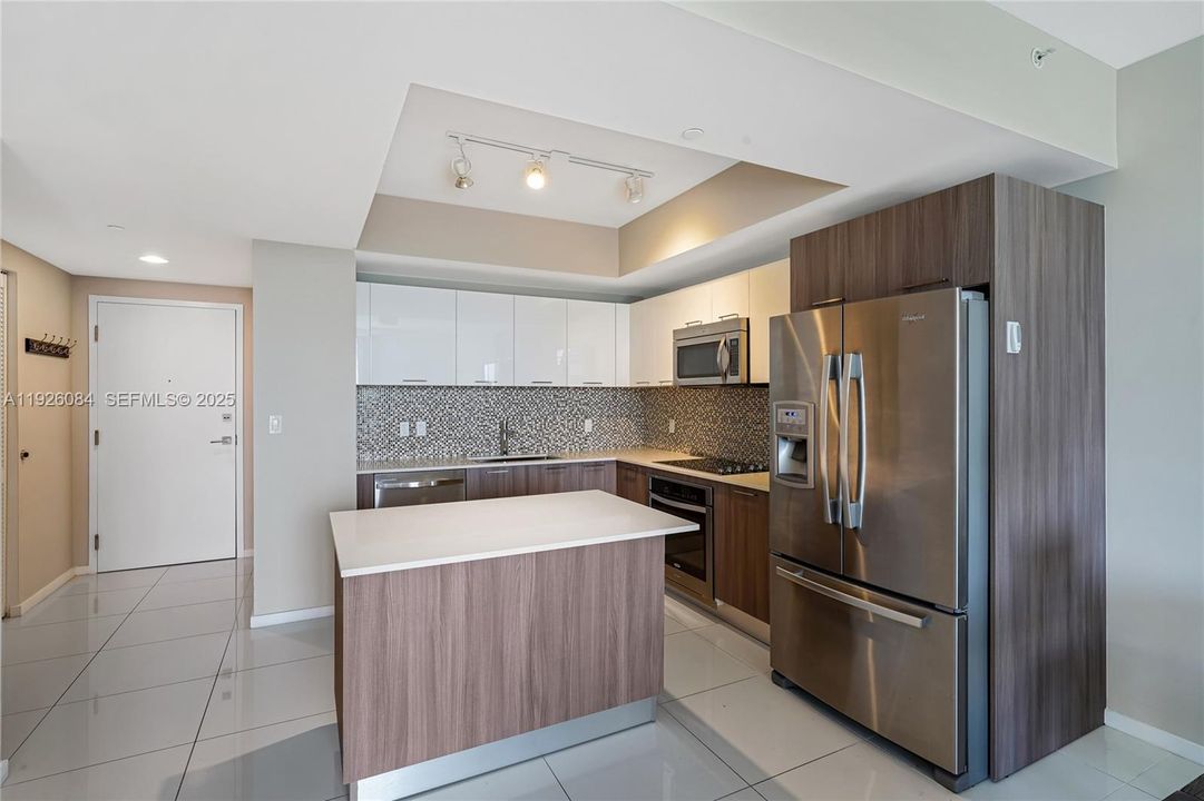 For Sale: $425,900 (1 beds, 1 baths, 769 Square Feet)