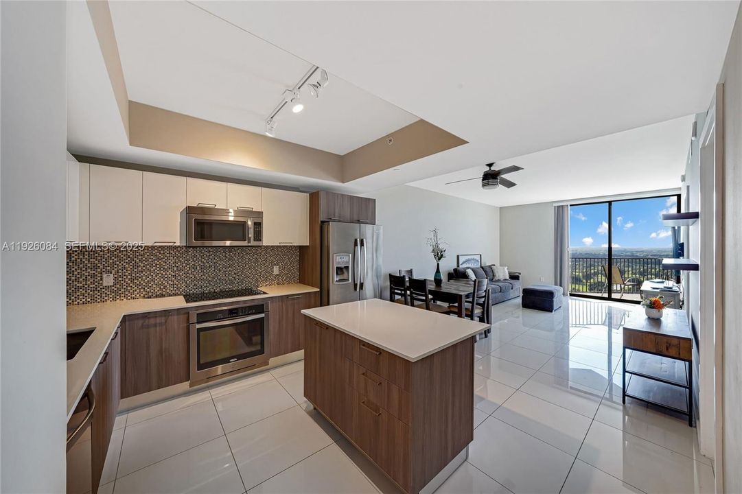 For Sale: $425,900 (1 beds, 1 baths, 769 Square Feet)