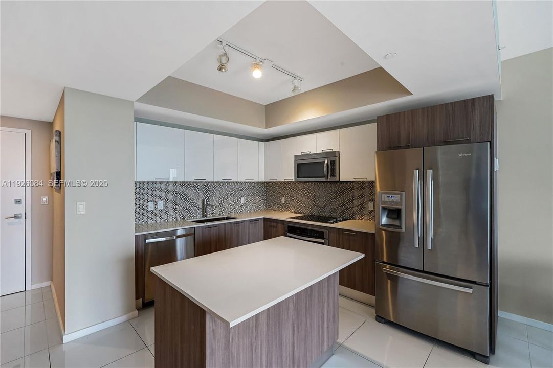 For Sale: $425,900 (1 beds, 1 baths, 769 Square Feet)