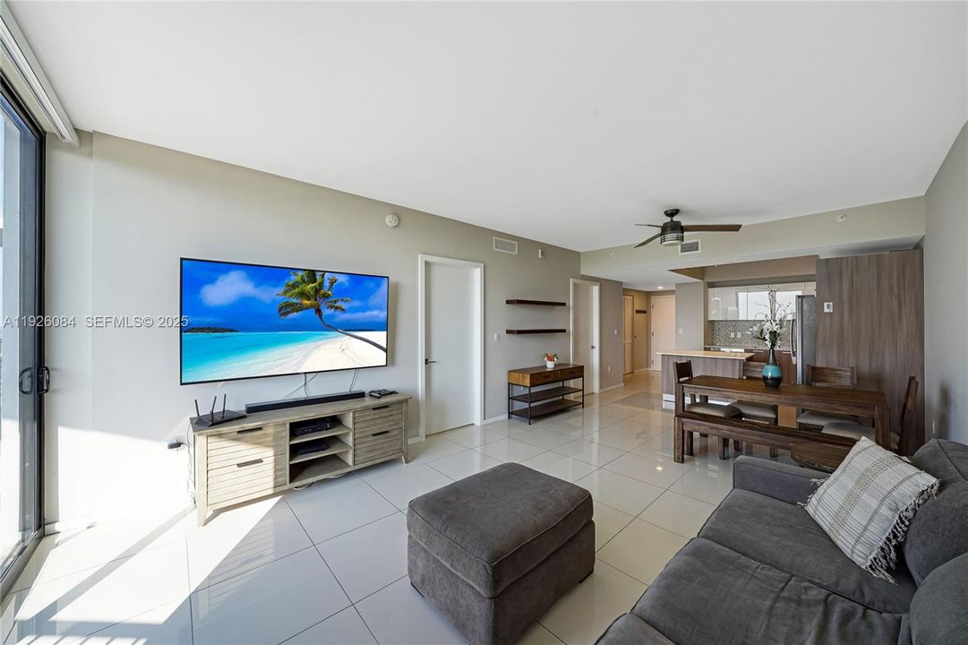 For Sale: $425,900 (1 beds, 1 baths, 769 Square Feet)