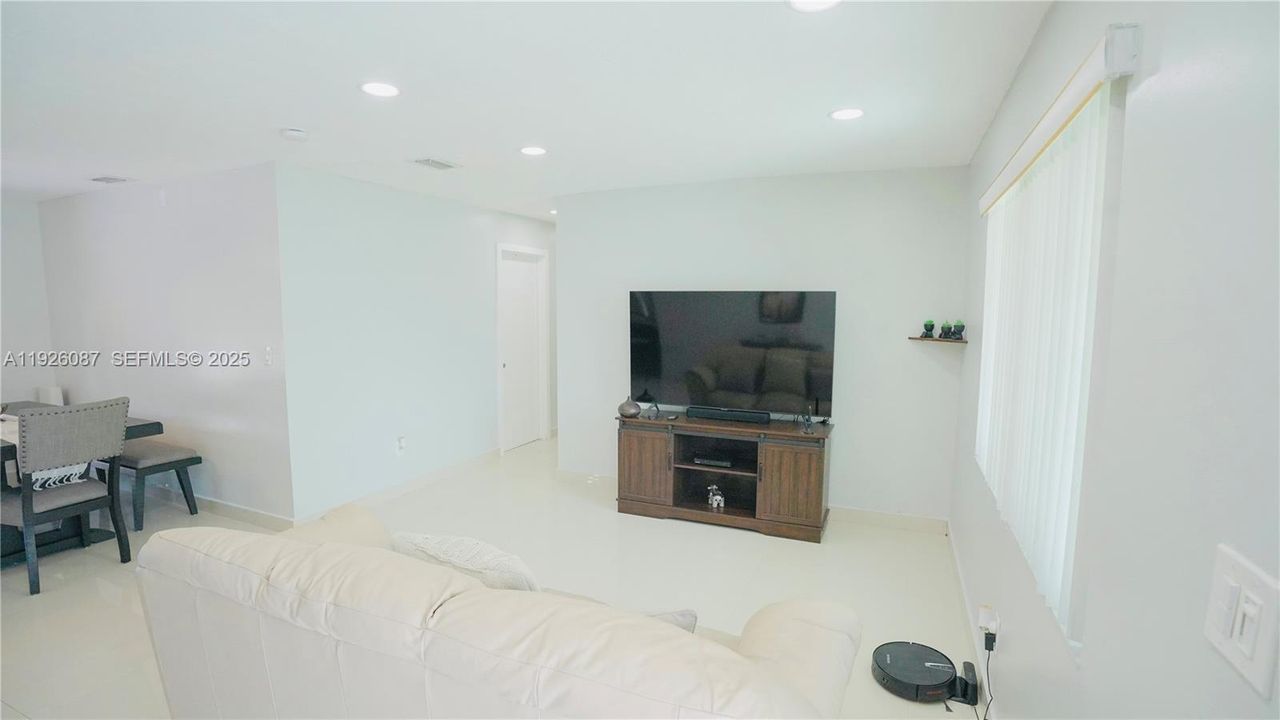 En Venta: $570,000 (3 camas, 2 baños, 1515 Pies cuadrados)