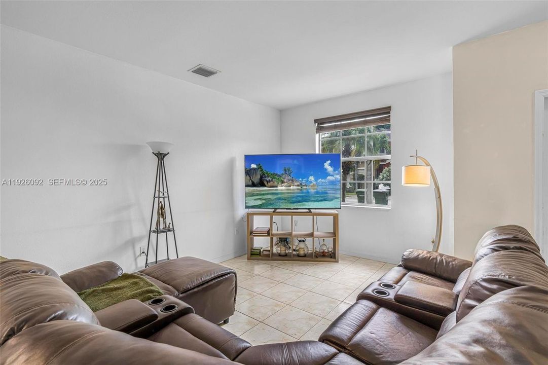 待售: $335,000 (3 贝兹, 3 浴室, 1587 平方英尺)