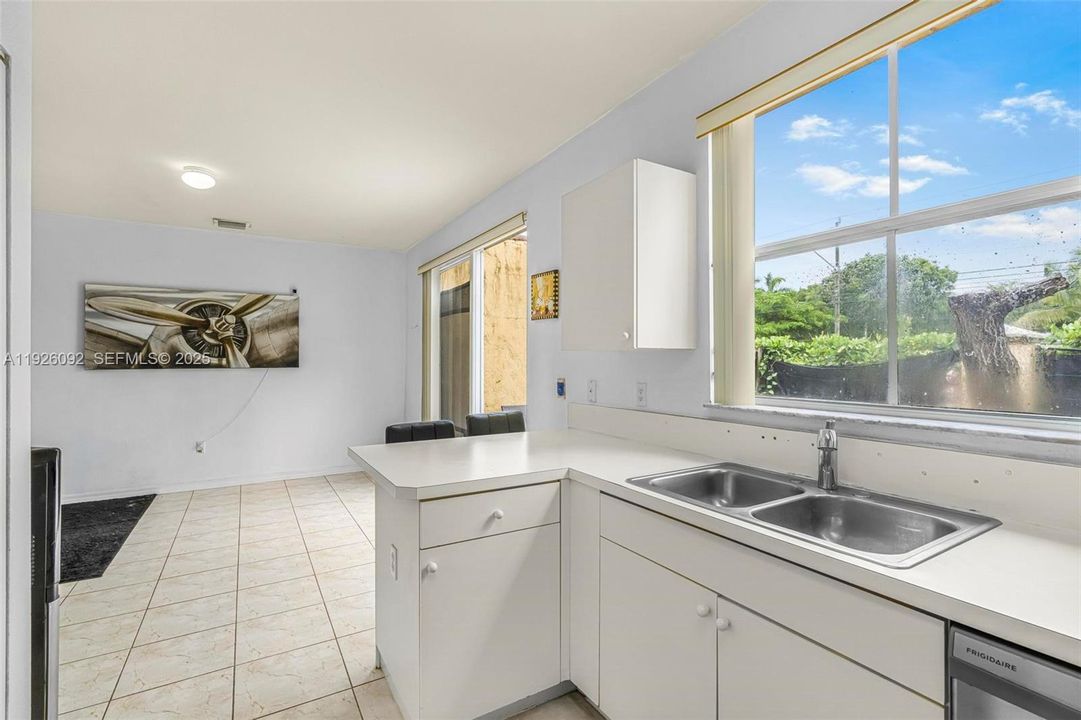 待售: $335,000 (3 贝兹, 3 浴室, 1587 平方英尺)