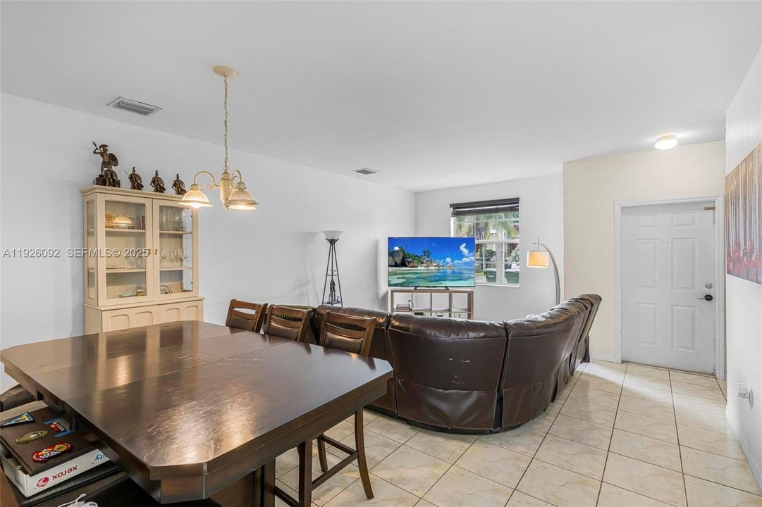 待售: $335,000 (3 贝兹, 3 浴室, 1587 平方英尺)