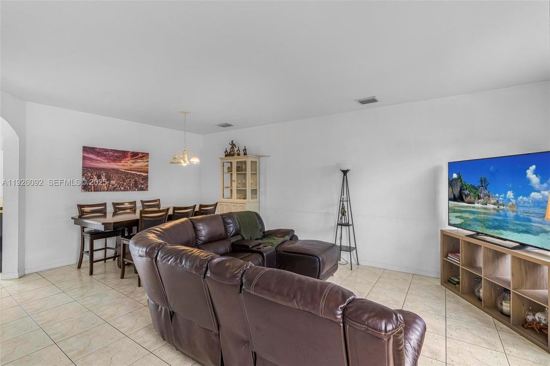 待售: $335,000 (3 贝兹, 3 浴室, 1587 平方英尺)