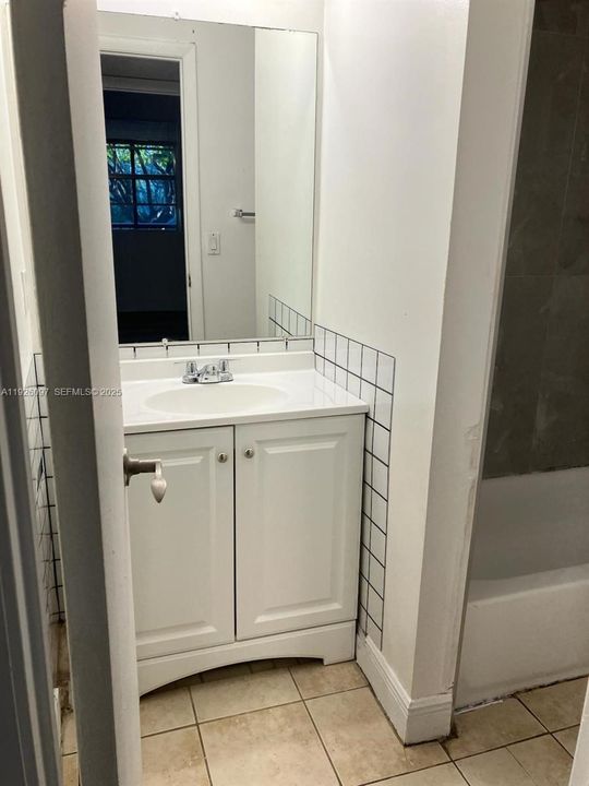 For Rent: $1,900 (2 beds, 1 baths, 903 Square Feet)