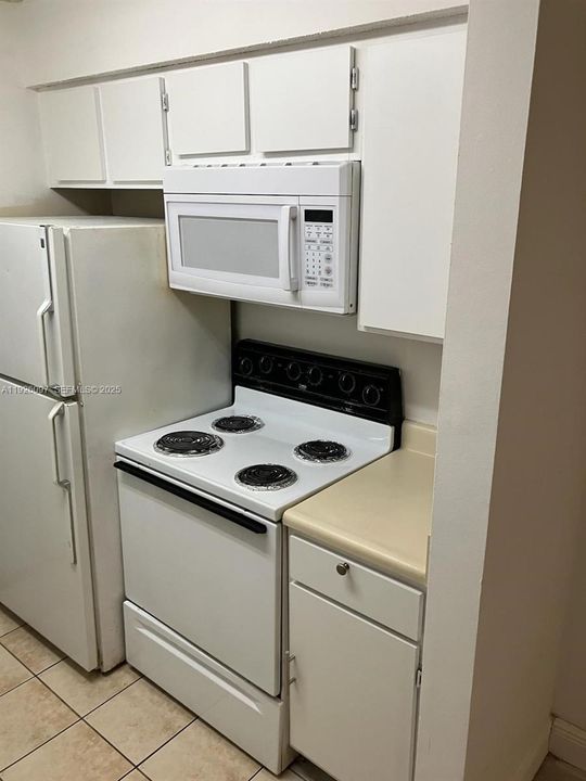 For Rent: $1,900 (2 beds, 1 baths, 903 Square Feet)