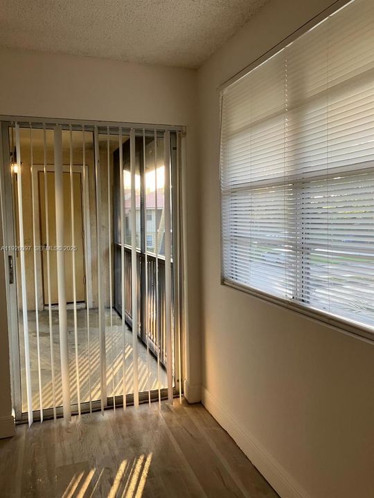 For Rent: $1,900 (2 beds, 1 baths, 903 Square Feet)