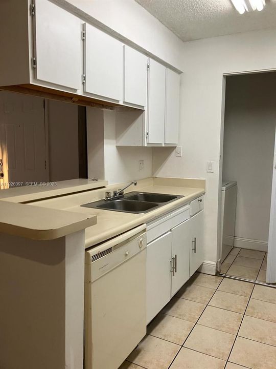 For Rent: $1,900 (2 beds, 1 baths, 903 Square Feet)