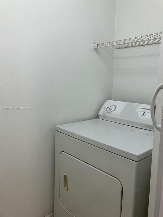 For Rent: $1,900 (2 beds, 1 baths, 903 Square Feet)