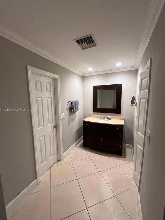 For Rent: $3,000 (2 beds, 2 baths, 1956 Square Feet)