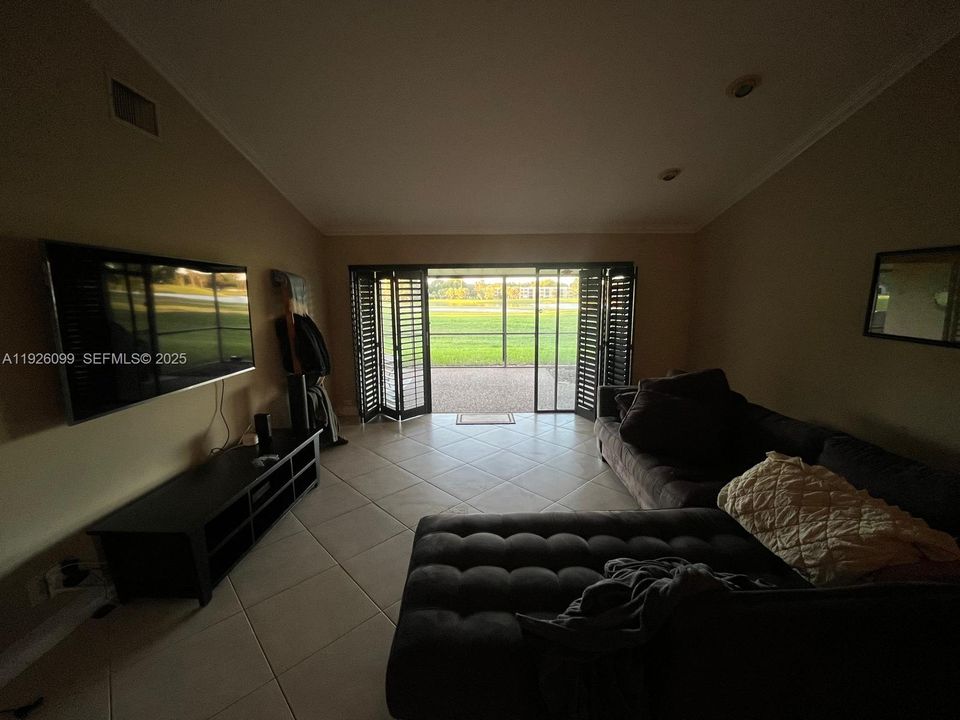 For Rent: $3,000 (2 beds, 2 baths, 1956 Square Feet)