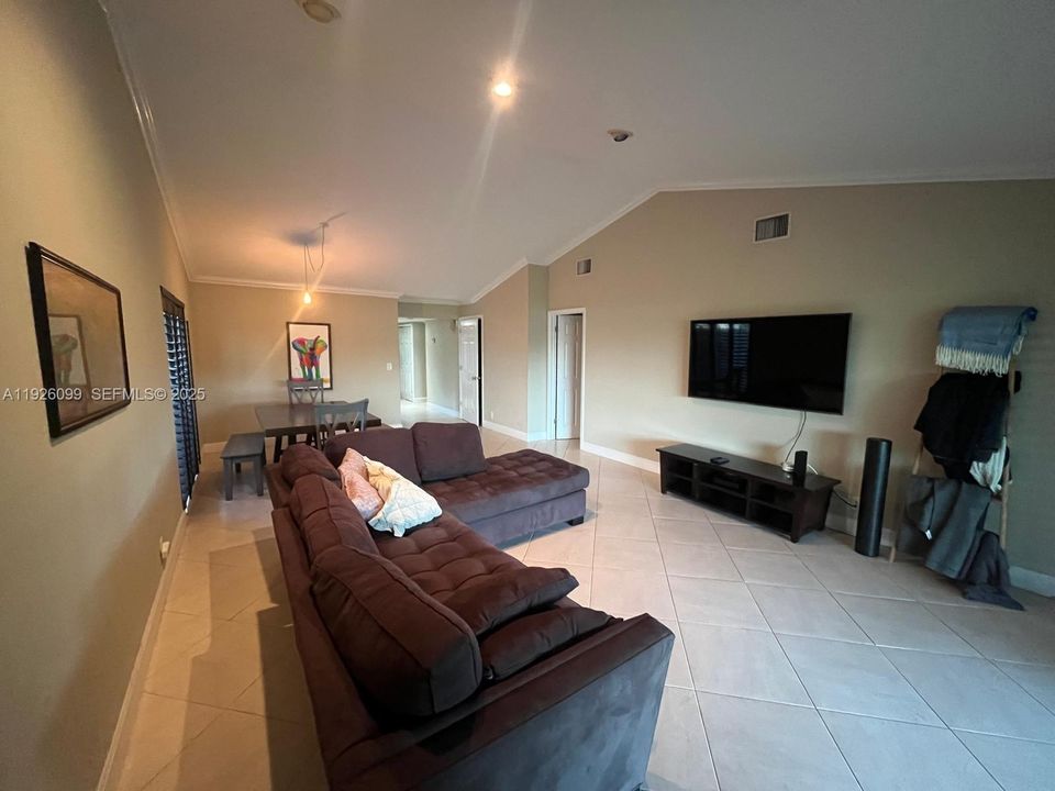 For Rent: $3,000 (2 beds, 2 baths, 1956 Square Feet)