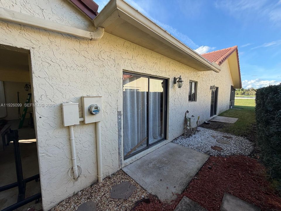 For Rent: $3,000 (2 beds, 2 baths, 1956 Square Feet)