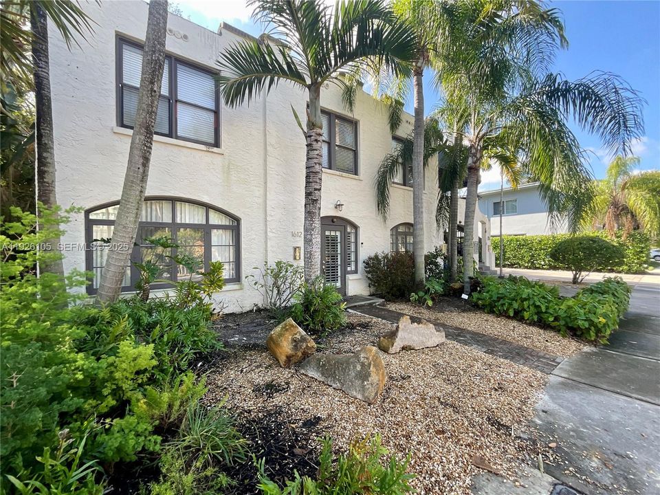 В аренду: $2,825 (3 спален, 1 ванн, 800 Квадратных фут)