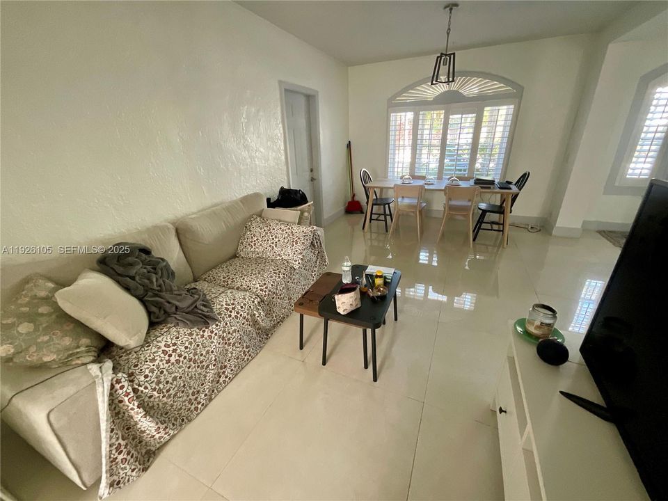 В аренду: $2,825 (3 спален, 1 ванн, 800 Квадратных фут)