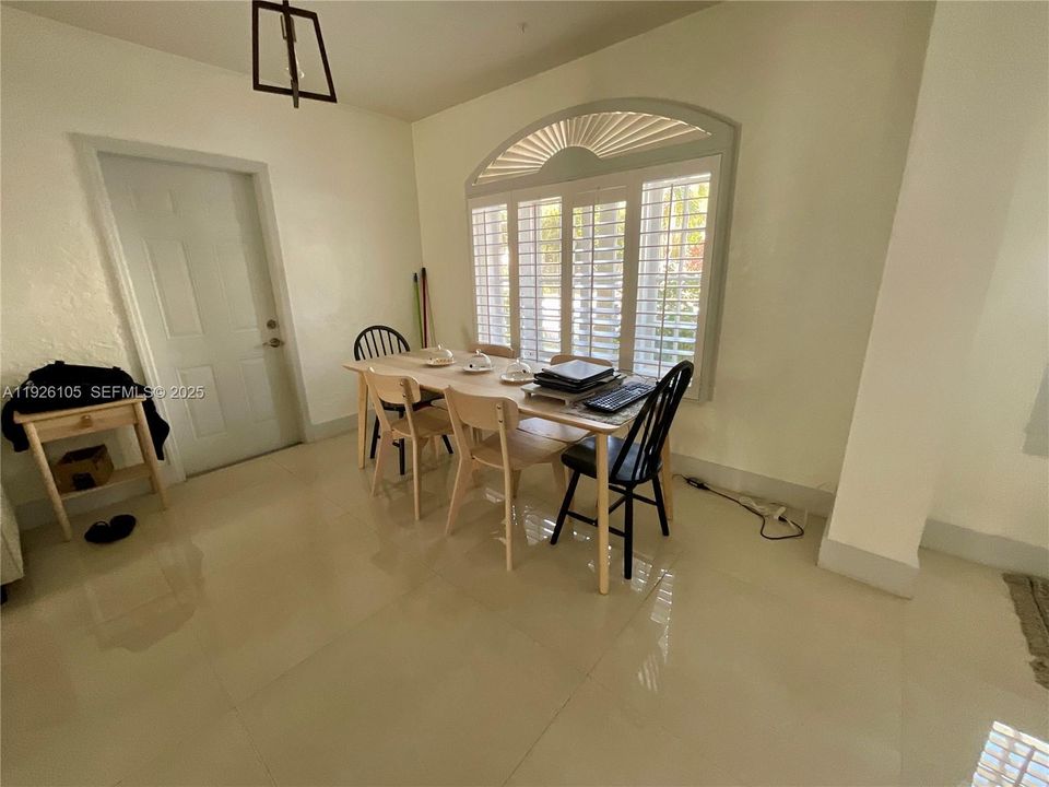 В аренду: $2,825 (3 спален, 1 ванн, 800 Квадратных фут)