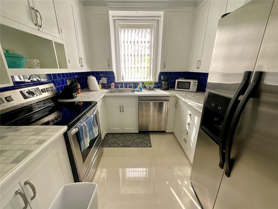 В аренду: $2,825 (3 спален, 1 ванн, 800 Квадратных фут)