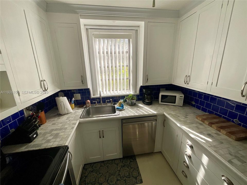 В аренду: $2,825 (3 спален, 1 ванн, 800 Квадратных фут)