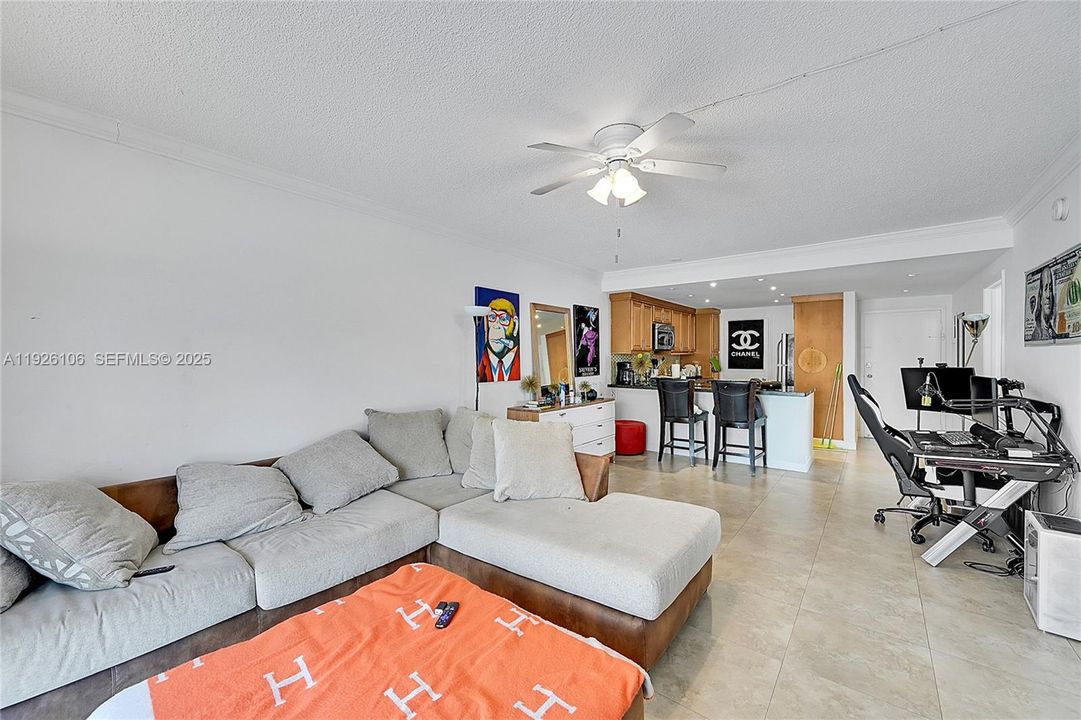 出租: $3,700 (2 贝兹, 1 浴室, 756 平方英尺)