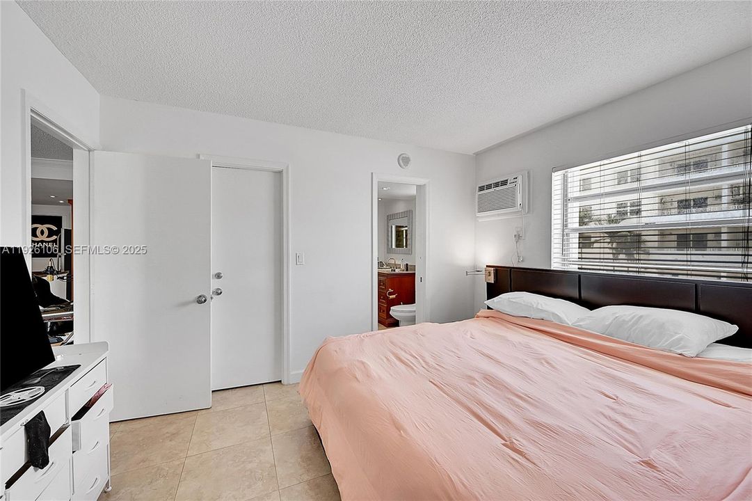 出租: $3,700 (2 贝兹, 1 浴室, 756 平方英尺)