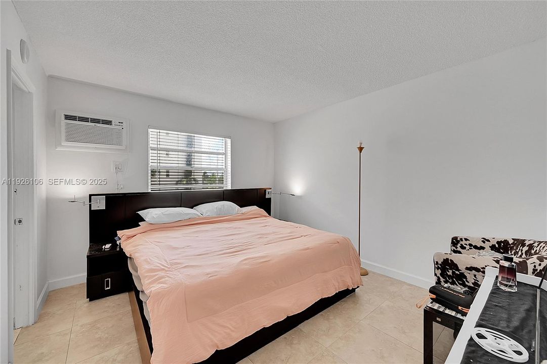 出租: $3,700 (2 贝兹, 1 浴室, 756 平方英尺)